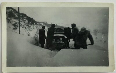 ALTES FOTO - VINTAGE SNAPSHOT - AUTO SCHNEE PANNE BLOCKIERUNG - CAR SNOW FAIL