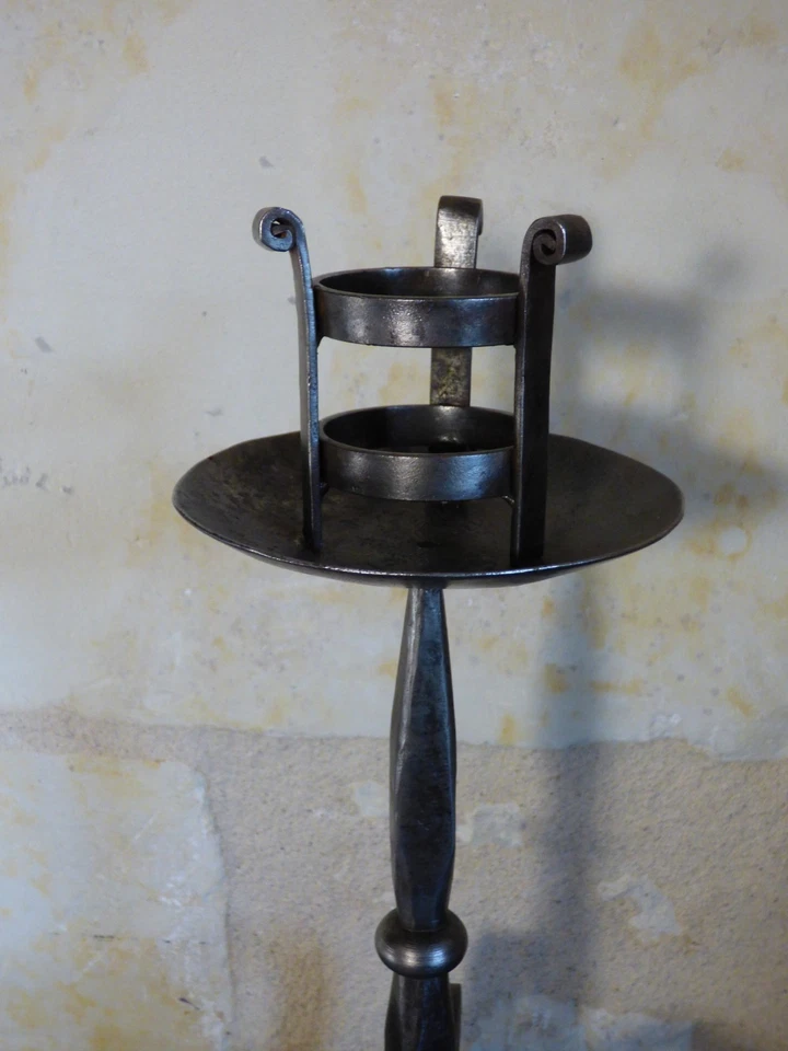 Ancien bougeoir flambeau en fer forgé. Style Haute Epoque, médiéval, gothique. - Photo 4/4