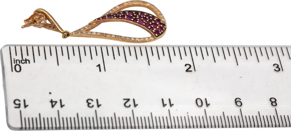 Pendientes colgantes redondos de diamantes y rubíes de oro rosa de 14 k de 1,10 quilates Foto 4 de 4