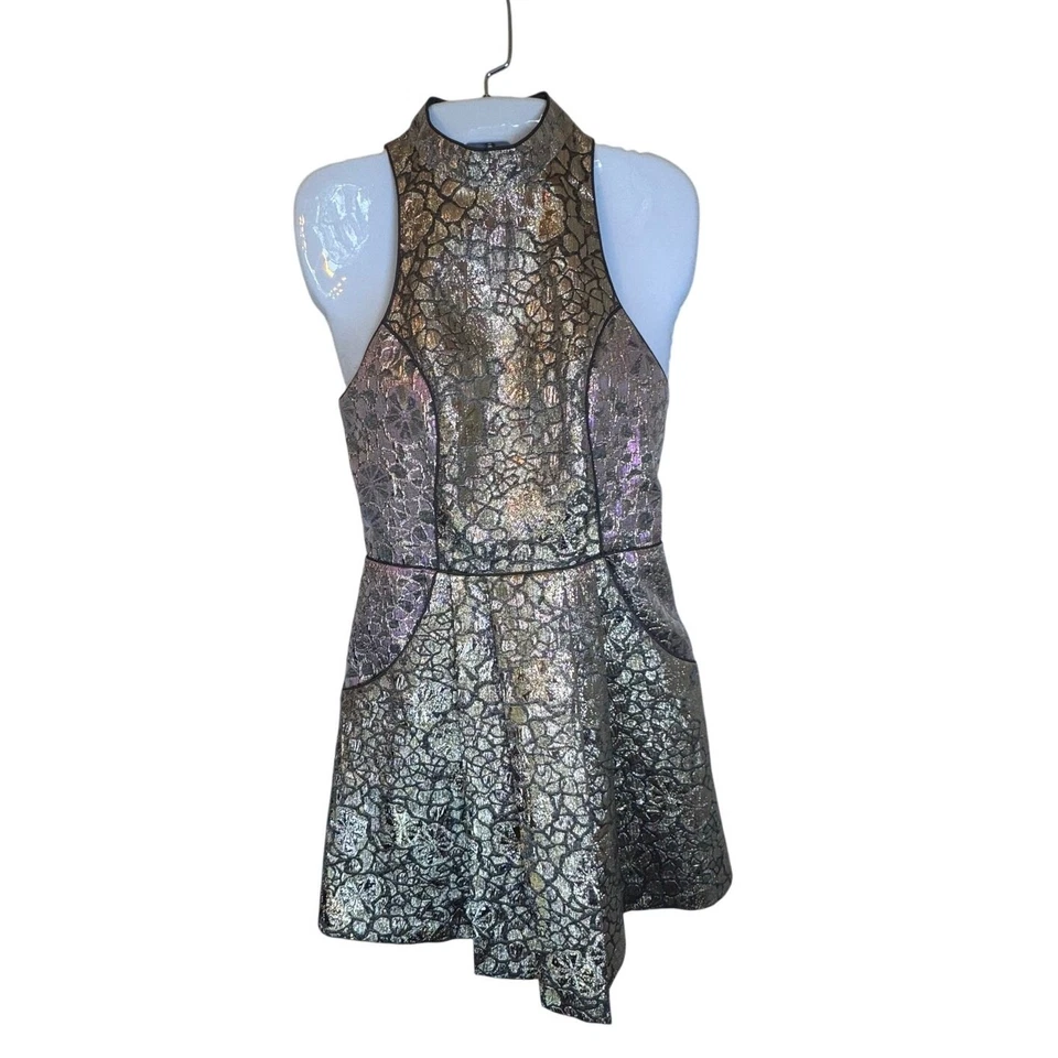 COOPERTIVE 花卉金属色虹彩吊带修身喇叭迷你连衣裙,尺寸 2 — 第 2/4 张图片
