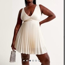Abercrombie & Fitch Plunge V-Neck Pleated Sat...