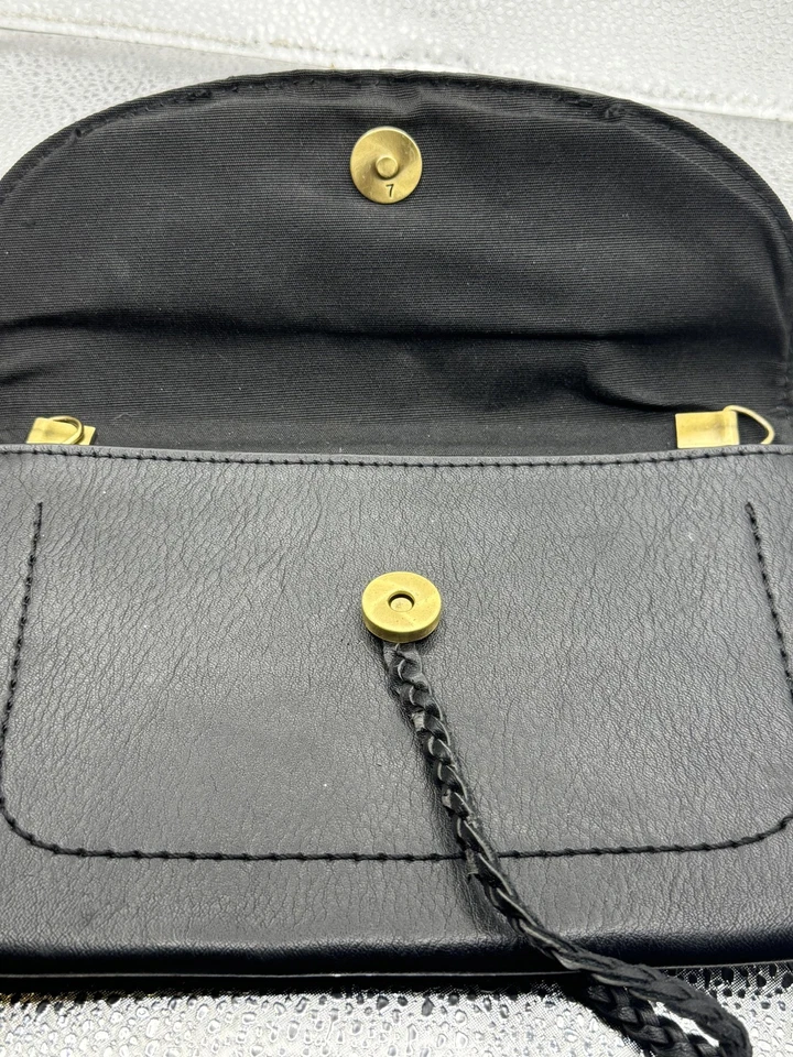 Bolso sin asas Free People para mujer negro con borla trenzada magnético a presión Foto 2 de 4