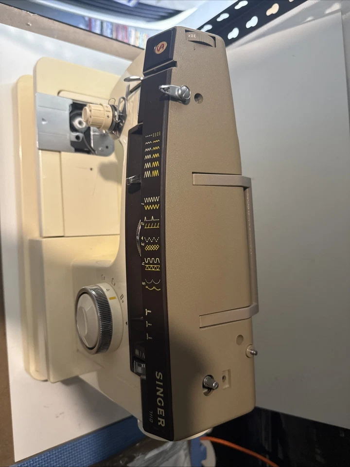 Vintage Singer 7110 Sewing Machine, mint condition - No Pedal !!! - image 3 of 4