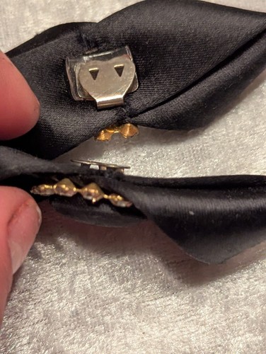 COPPIA DI CLIP PER SCARPE VINTAGE IN NASTRO DI RASO NERO E STRASS SUL RETRO IN LAMINA - Foto 4 di 5