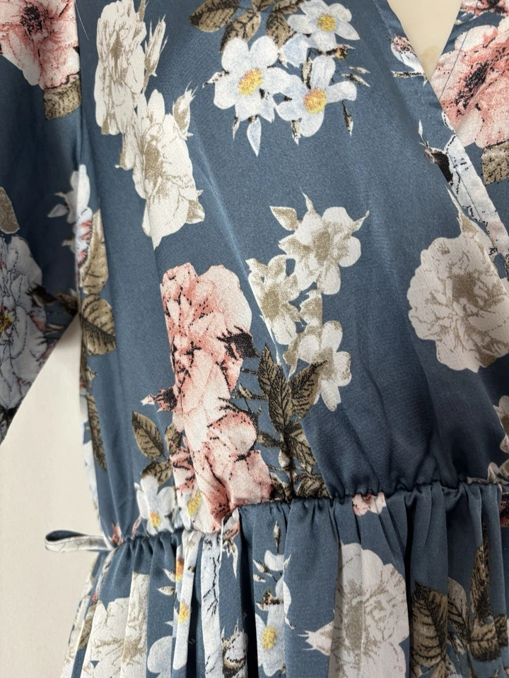 Vestido Baltic Born Grande Maxi Largo Satinado Floral Azul Manga Corta Cuello en V Foto 4 de 4