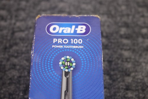 Cepillo de dientes Oral B Pro-100 negro acción cruzada alimentado por batería NUEVO limpieza profunda - Imagen 2 de 10