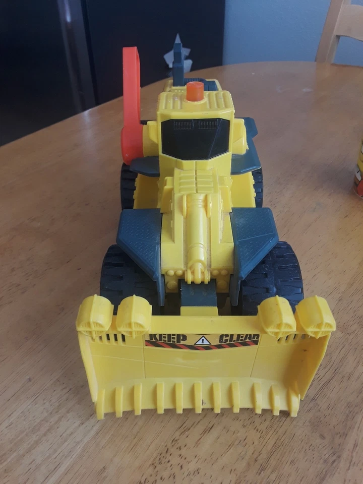 2011 MATCHBOX JUMBO POWER SHIFT BULLDOZER, 11" LONG, LIGHT AND SOUND - Imagem 3 de 4