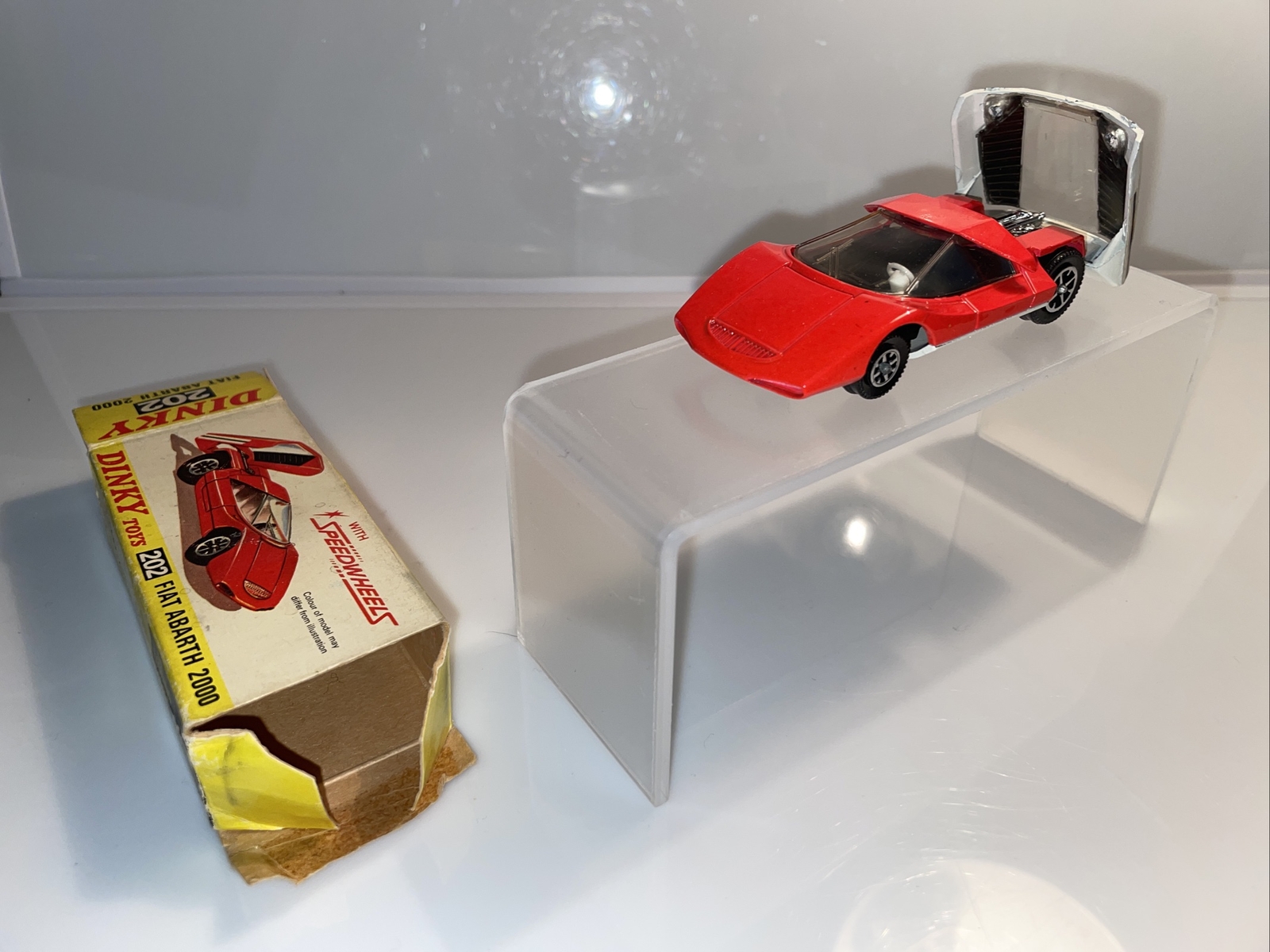 Dinky Toys Fiat Abarth 2000 mit Heckhaube zum öffnen (Gebraucht) in