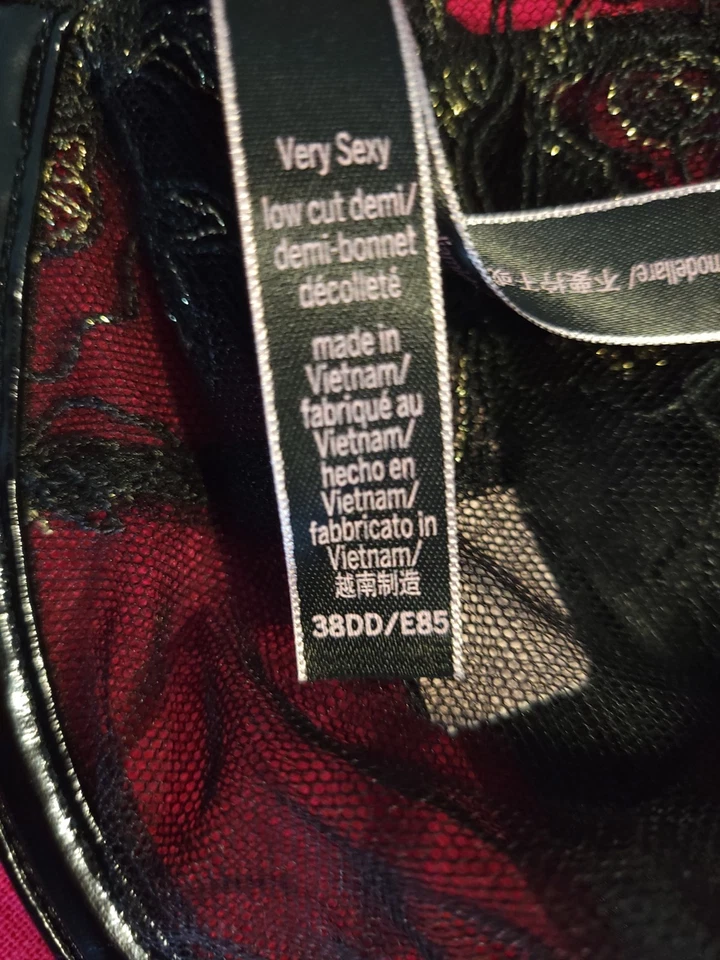 Nuevo con etiquetas Victoria's Secret Conjunto de Tanga Sujetador de Cuero Sintético Muy Sexy 38DD / XL Negro Foto 2 de 4