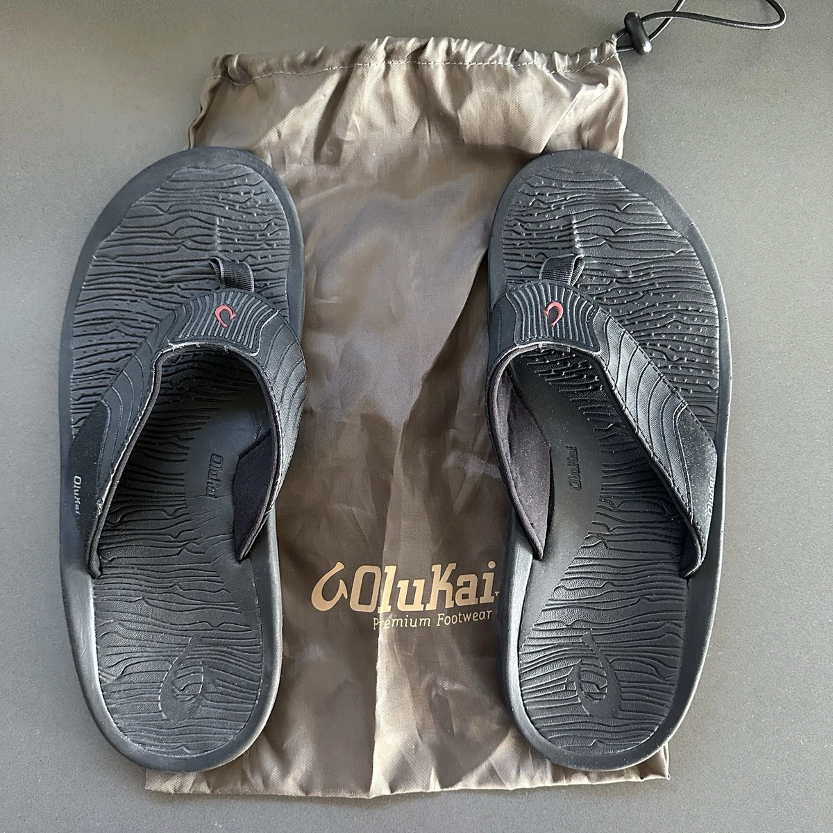 Olukai mens flip flops size 13, Black dark gray, excellent condition. OluKai Solid Men main image 3