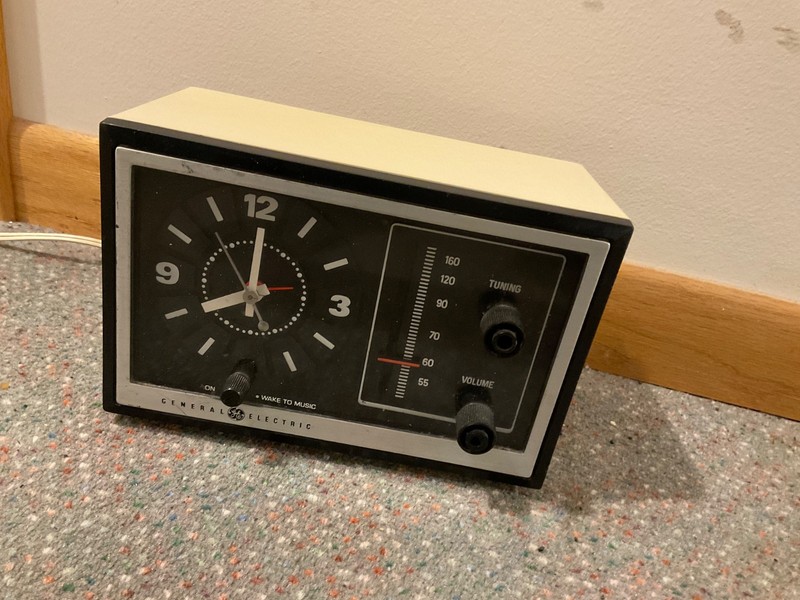 Mid Century General Electric AM Radio Alarm Clock Model 7-4725A (TESTED) Clean !