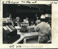 1977 Press Photo Chik-Fil-A offers prompt, courteous service at the Plaza