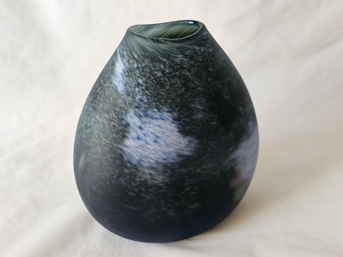 Lovely studio glass vase, initials of artist to base - Picture 6 of 11