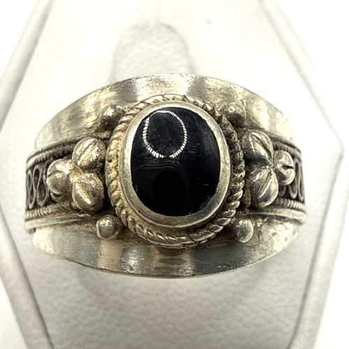 STUNNING .925 Vintage Sterling Silver Estate Ring Size 7.5 with Black Stone