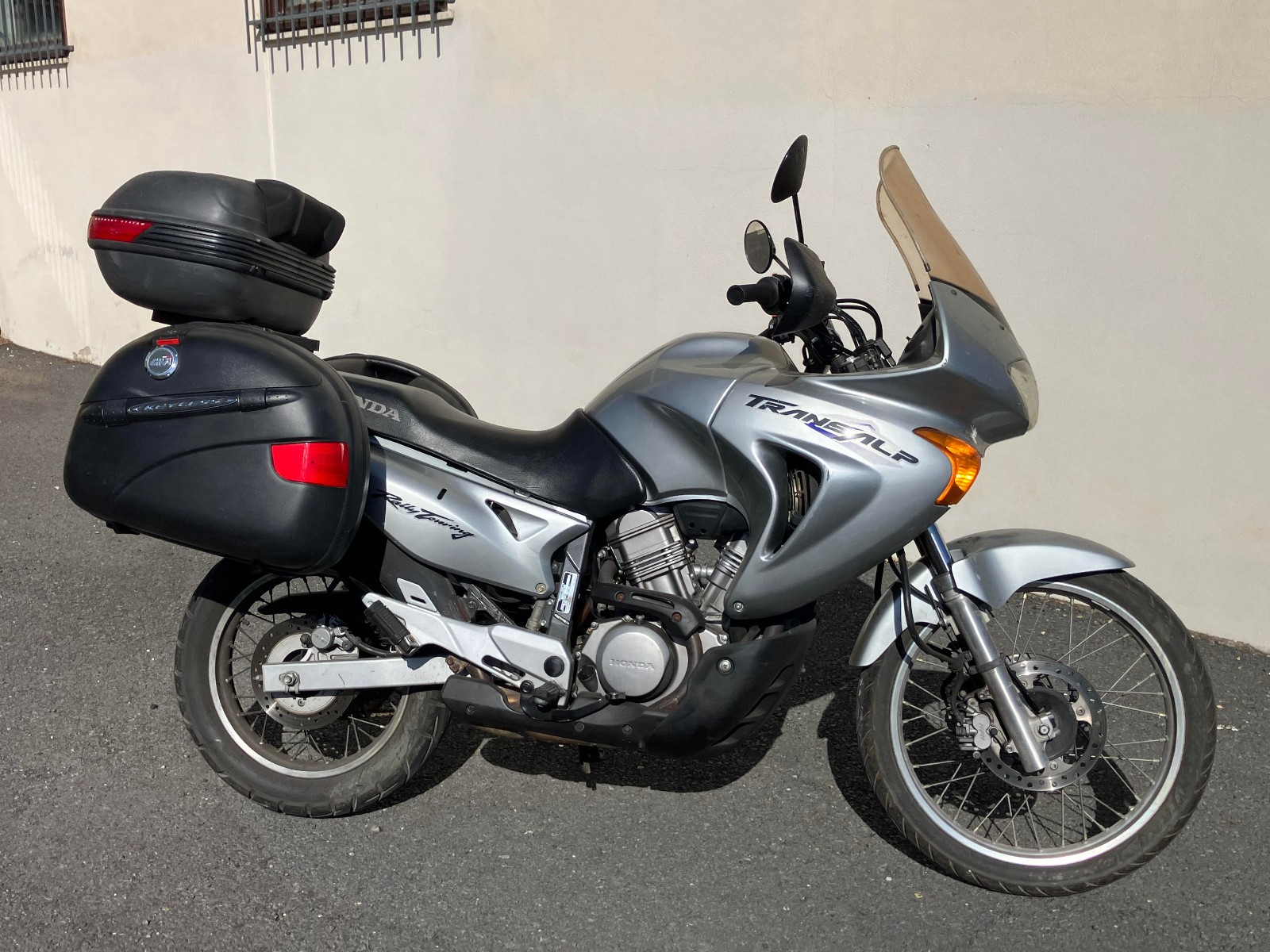 moto Honda transalp 650 cc grigia
