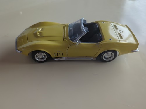 REVELL 1/18 YELLOW 1969 CHEVY CORVETTE L-89 CONVERTIBLE 429 *READ* NO BOX - Picture 1 of 4