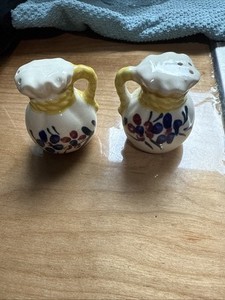 Salt & Pepper Shaker Set Ceramic Hand-painted Made In Japan Sm Pitchers Vintage 