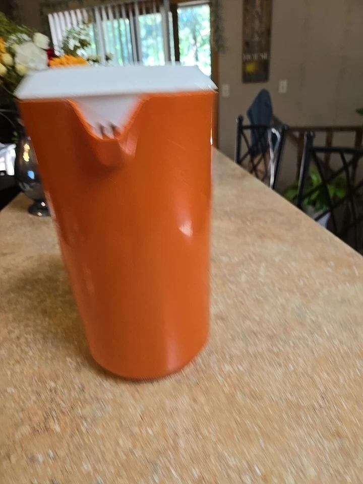 Jarra naranja de plástico vintage de 2 cuartos de galón de los años 70 con tapa coladora y tulipán en relieve Foto 2 de 4
