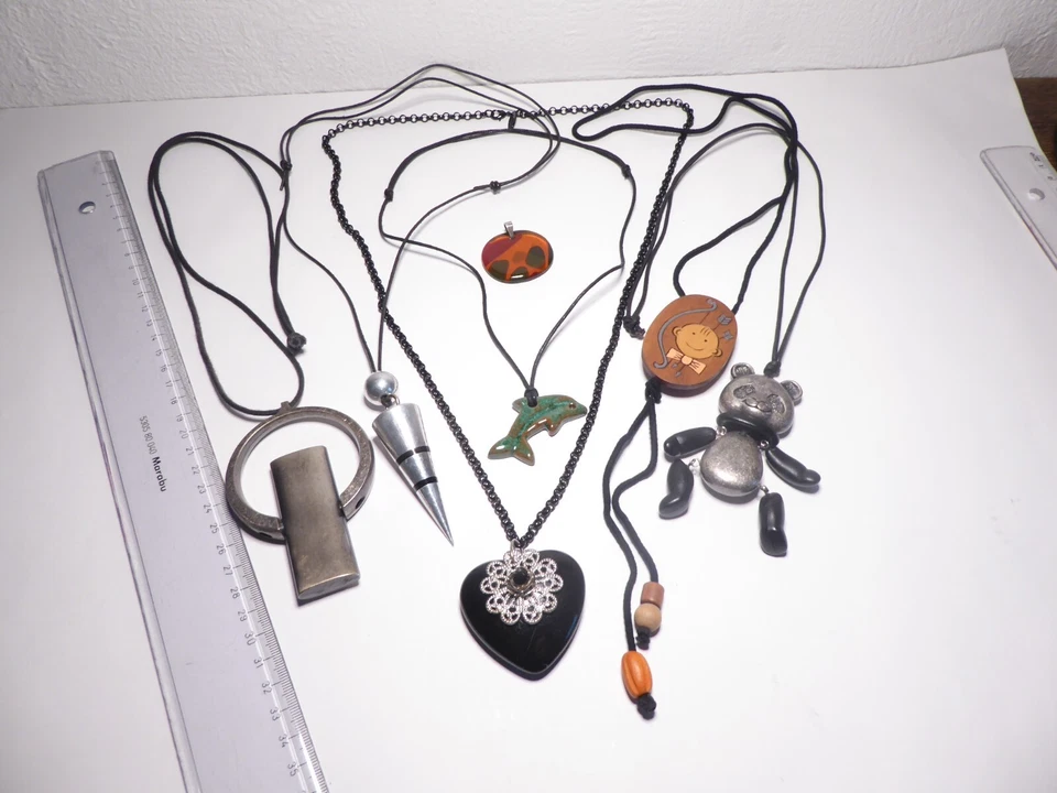 Konvolut Schmuck Anhänger an Bändern Symbole Herz Panda Delphin Metall Holz 160g - Bild 2 von 4