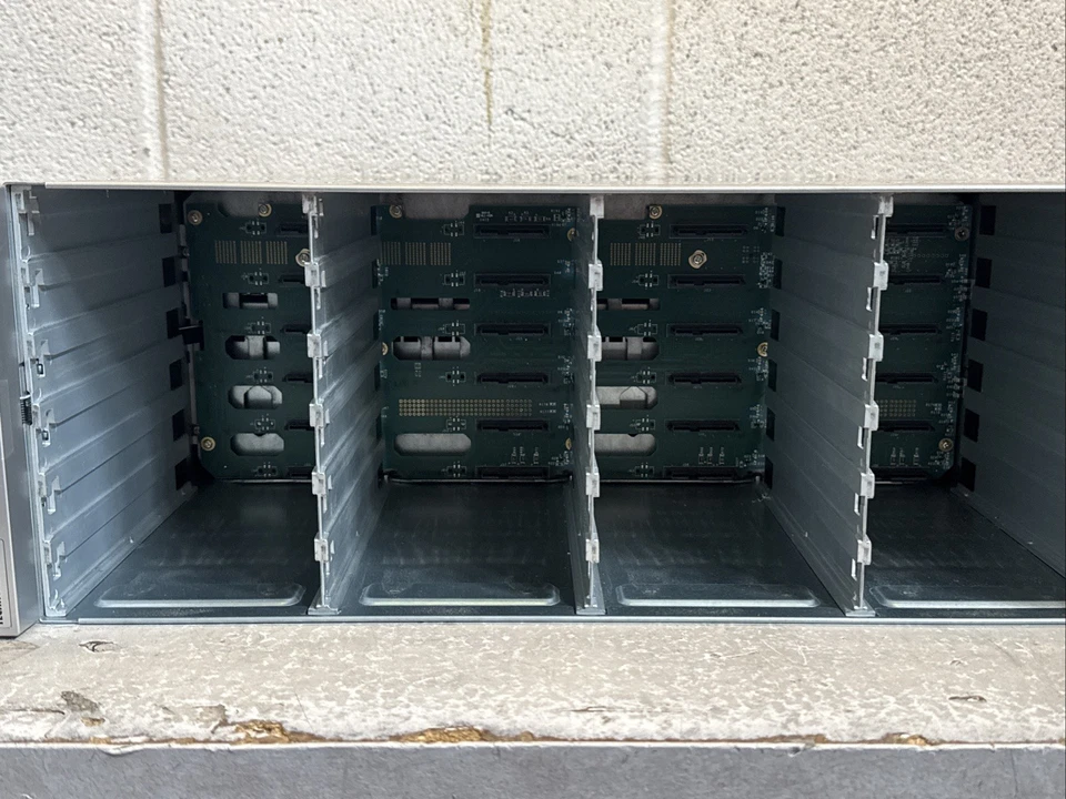 Storage array PROMISE VTrak E830f com 2x 8Gbps Fibre Channel 6Gb SAS/SATA - Imagem 4 de 4