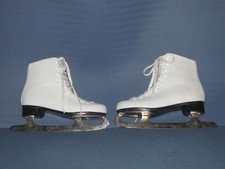 DBX CLASSIC WOMENS SIZE 7 FIGURE / ICE SKATES