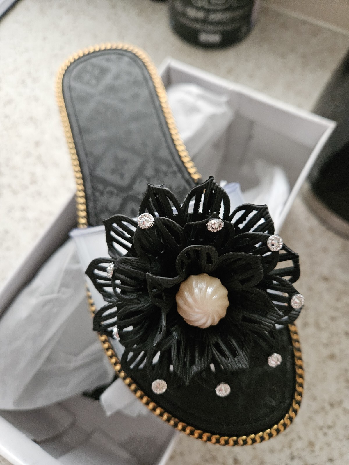 APL Graziosi sandali neri a fiori taglia 4