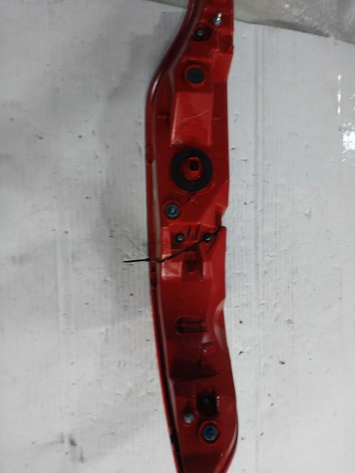 Used Right Upper Tail Light Assembly fits: 2015 Lincoln Mkc upper liftgate mount Foto 2 de 4