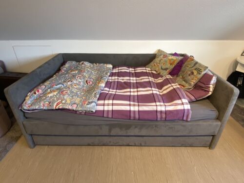 Bett 120x200, mit Matratzen und Lattenrost, ausziehbar.