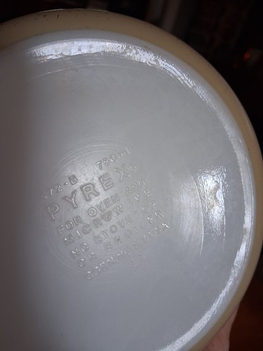 vintage pyrex casserole dish with lid No.472-b Homestead Pattern - Picture 8 of 14