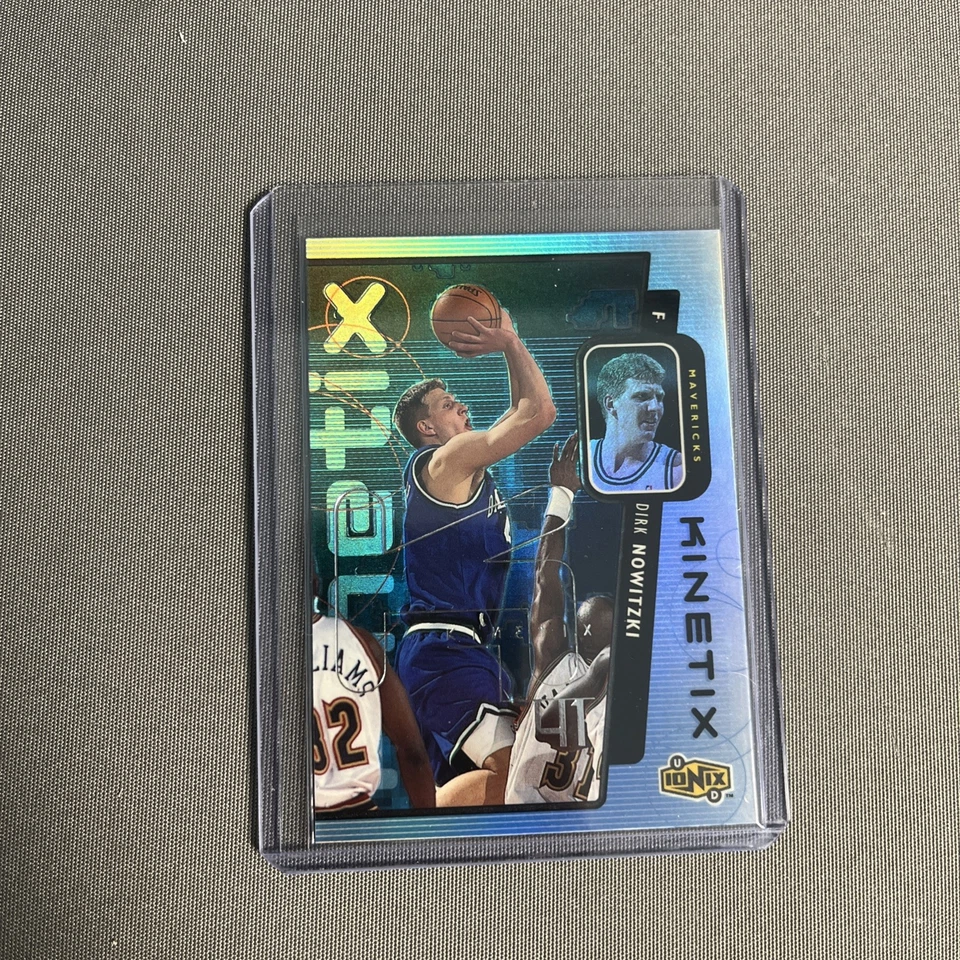 Dirk Nowitzki 1998-99 Upper Deck Ionix Kinetix Rookie RC #K11 Mavericks Foto 3 de 4