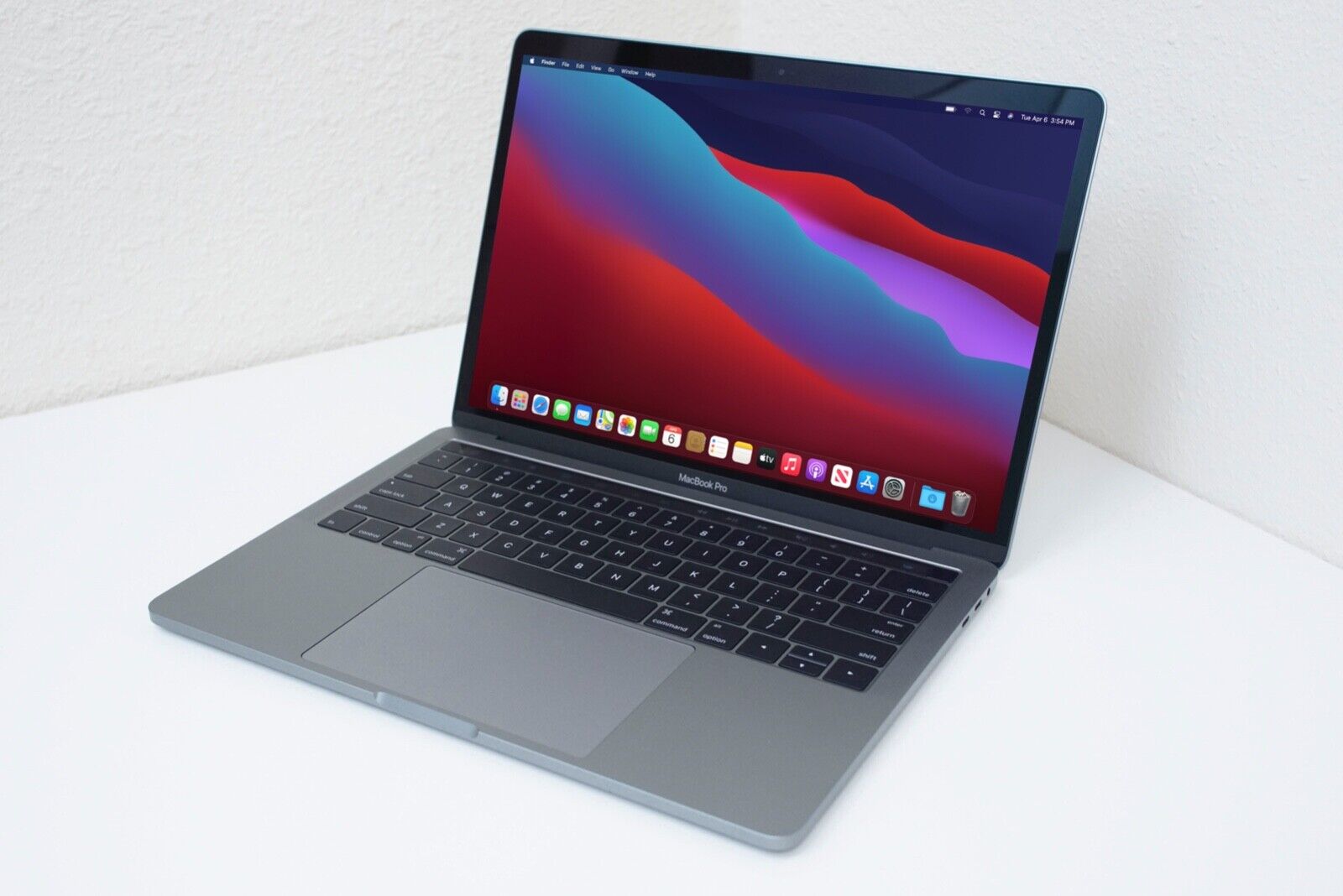 Apple MacBook Pro 13 Inch 2.8 GHz i7 512GB SSD 16GB RAM 2019 Touch Bar  STRONG