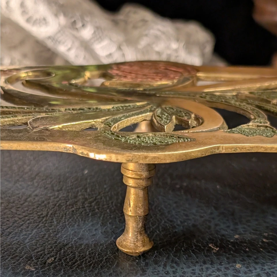 Remache ovalado floral decorativo de tulipán rosa vintage de mediados de siglo de latón macizo con pies Foto 4 de 4