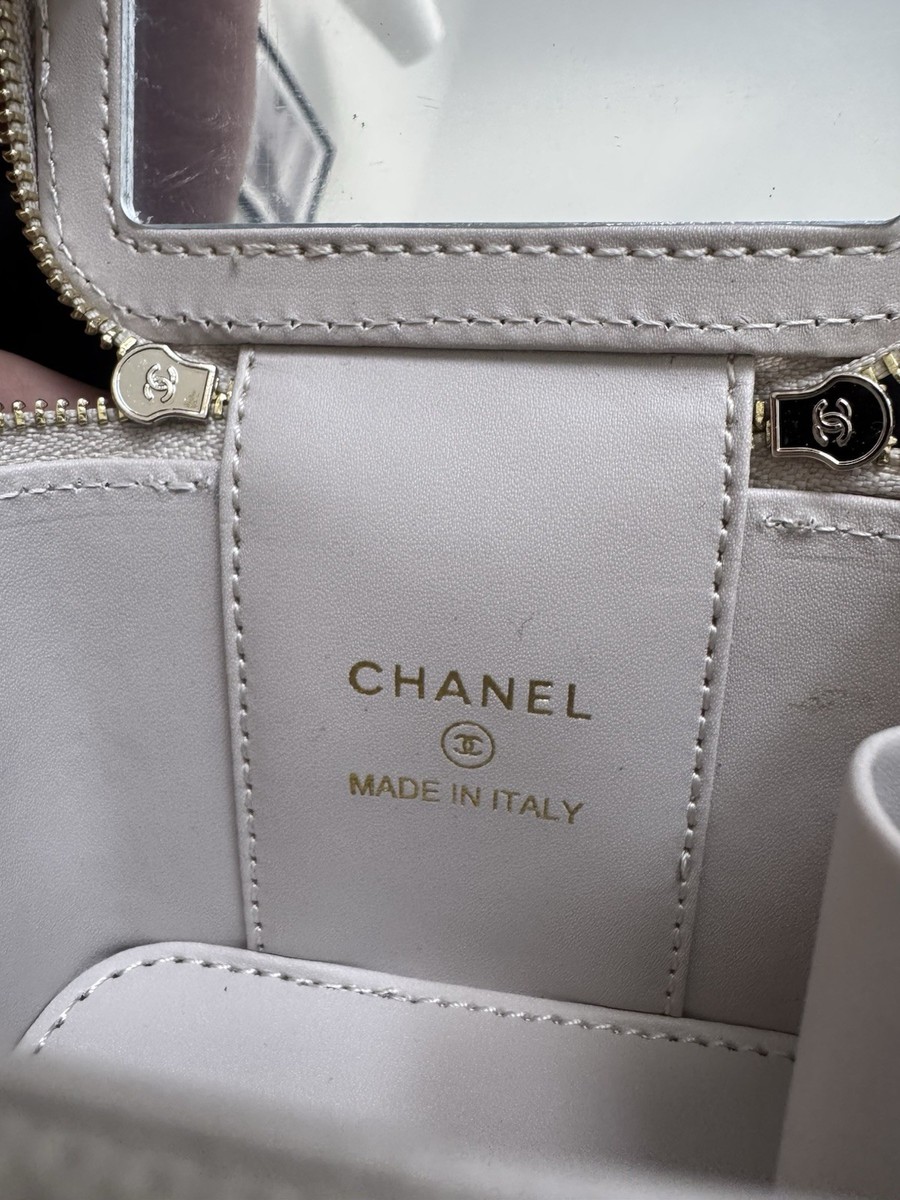 CHANEL MAKEUP シルバー　キルティング　バッグ　ノベルティ CHANEL Beige Quilted Leather Makeup Bag with Mirror, Zipper, Chain