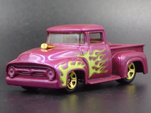 1956 56 FORD F100 PICKUP TRUCK VIOLA MODELLO DIECAST IN SCALA 1:64 DIORAMA - Foto 4 di 5