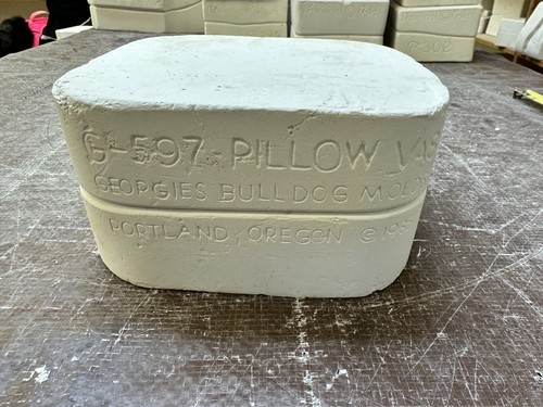 VINTAGE GEORGIES BULLDOG CERAMIC MOLD #G-597 PILLOW VASE/ LOTION DISPENSER 4" - Picture 3 of 10