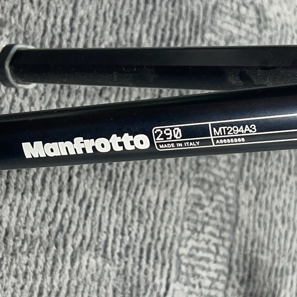 Trípode de aluminio Manfrotto 290 MT294A3 con cabezal inclinable de 3 vías 804RC2 y bolsa Italia Foto 3 de 4