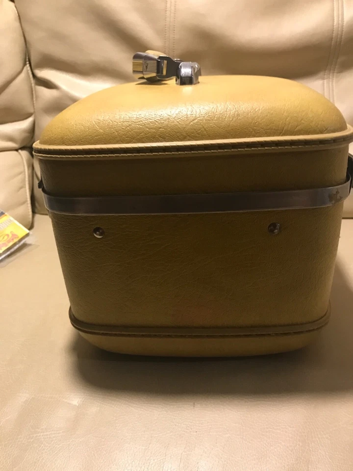 Estuche de maquillaje dorado American Tourister de colección con bandeja de plástico Foto 2 de 4