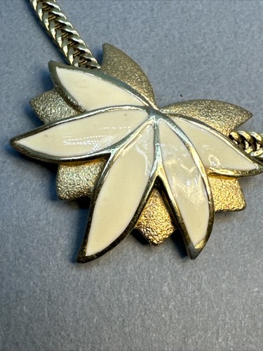 Vintage signierte MONET goldfarbene cremefarbene Emaille Lotusblume abstrakte HALSKETTE 16" - Bild 2 von 7