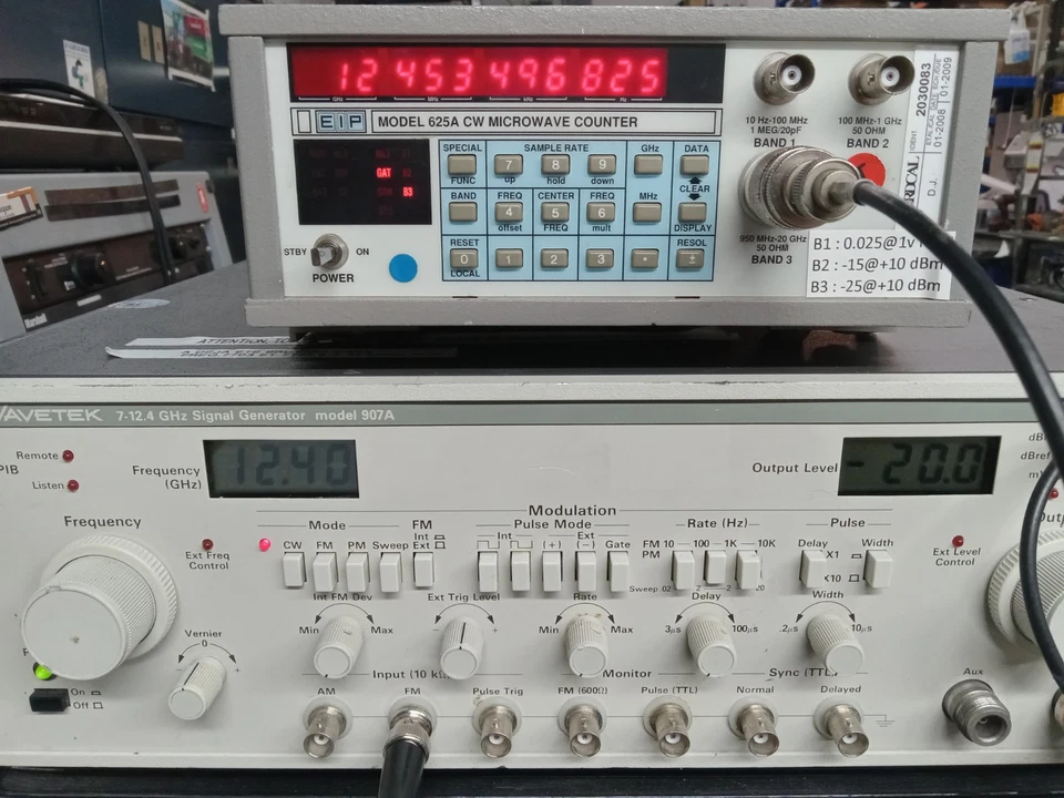 Wavetek 907A Signal generator 7 @ 12.4 GHz, AM, FM, PM. - Image 3 of 4