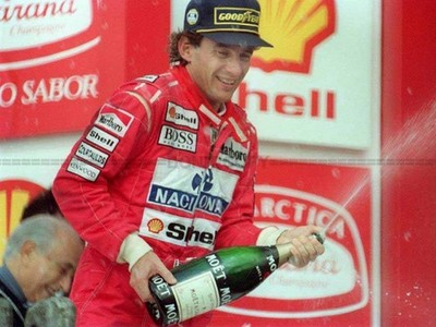 Foto Ayrton Senna - Champagner auf dem Podium, Hommage Juan Manuel Fangio - 15x20