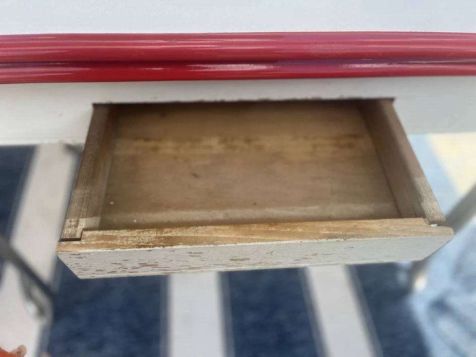 Antique 30s/40s Red And White Enamel With Hair Pin Legs And Extendable Leaves - Image 4 of 4