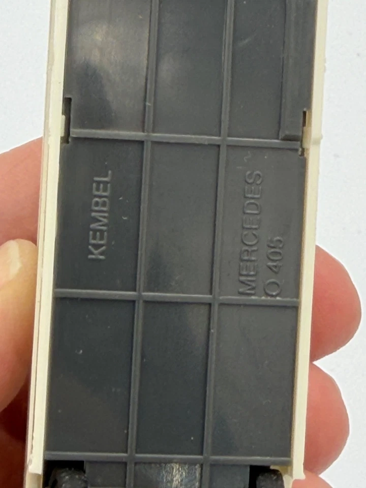 VEHÍCULO MODELO PLÁSTICO BUS TRÁNSITO MERCEDES-BENZ O405 ESCALA HO 1/87 - KEMBEL Foto 2 de 4