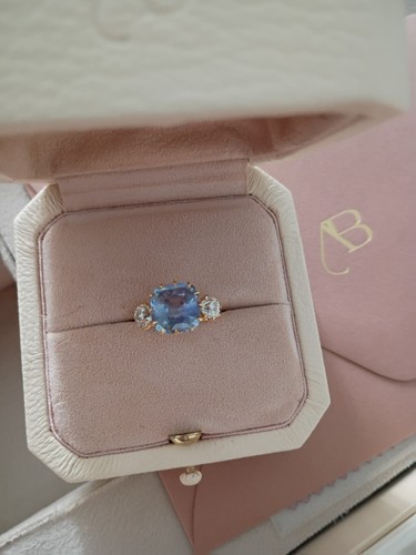 4.84 carat untreated Sapphire Ring with two diamonds, excellent condition