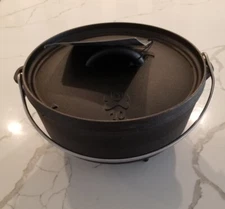 New Camp Chef Classic 10" Dutch Oven & Lodge Carrying Case.