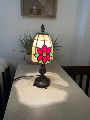RARE Vintage Tiffany Style Stained Glass Poinsettia Accent Lamp
