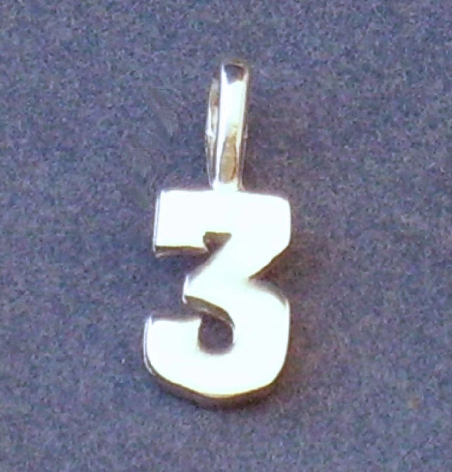 LOTE AL POR MAYOR DE 23 COLGANTES NUMERADOS CHAPADOS EN RODIO REVENTA NFL MLB NHL NBA NCAA Foto 4 de 4