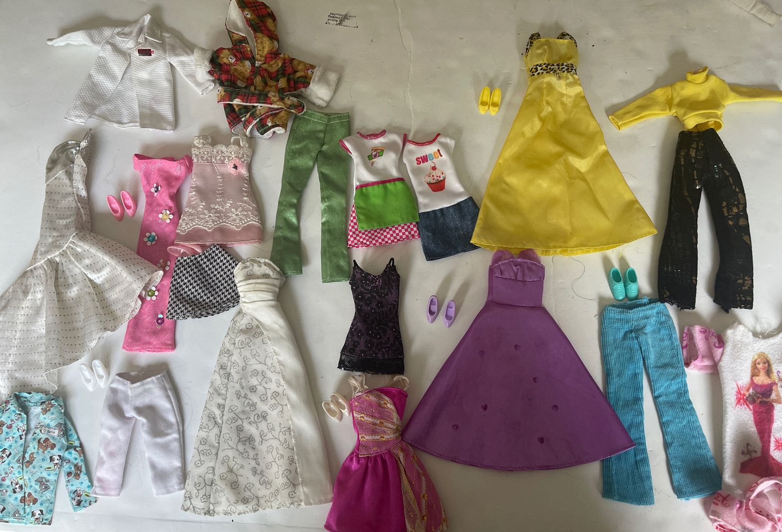 Lotto di abbigliamento e scarpe per bambole Barbie & altre contemporanee abiti casual clip fantastiche