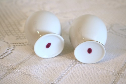 SANGO LARCHMONT JAPAN NO DECAL 8-Hole 3 1/4"h Salt / Pepper Shakers - Picture 4 of 5