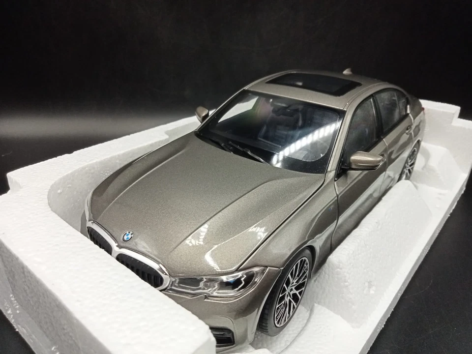 BMW 330i 2019 1/18 Norev - Immagine 2 di 4