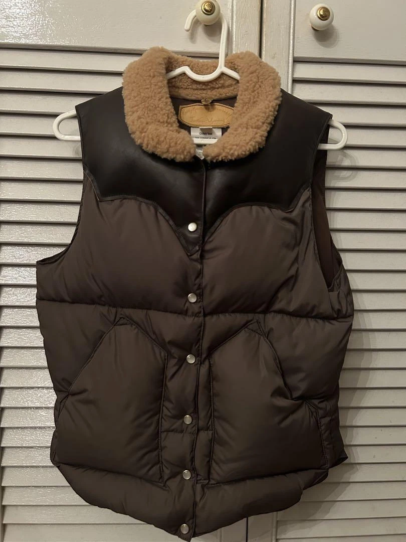 Rocky Mountain × BEAMS リアルムートン襟 ダウンベスト 黒 Rocky Mountain × BEAMS リアルムートン襟 ダウンベスト 黒 - メルカリ